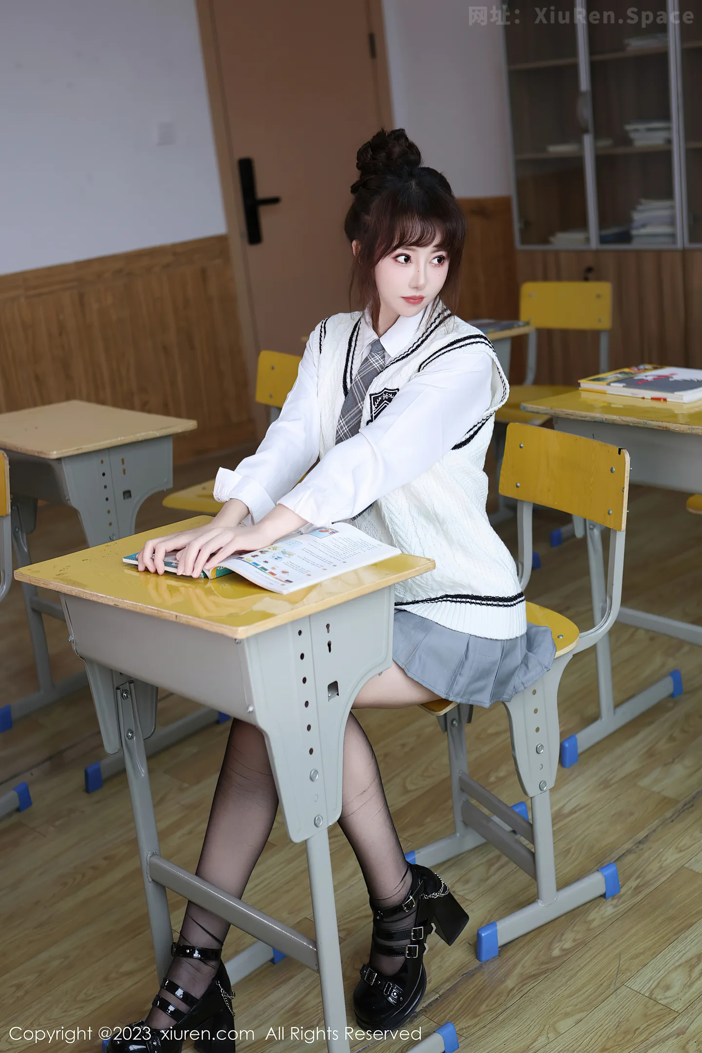 图片[3]-[XiuRen秀人网]VOL.7712 模特白笑笑性感白色学妹制服露轻透内衣黑丝袜秀美腿诱惑写真87P-秀人网官方网站